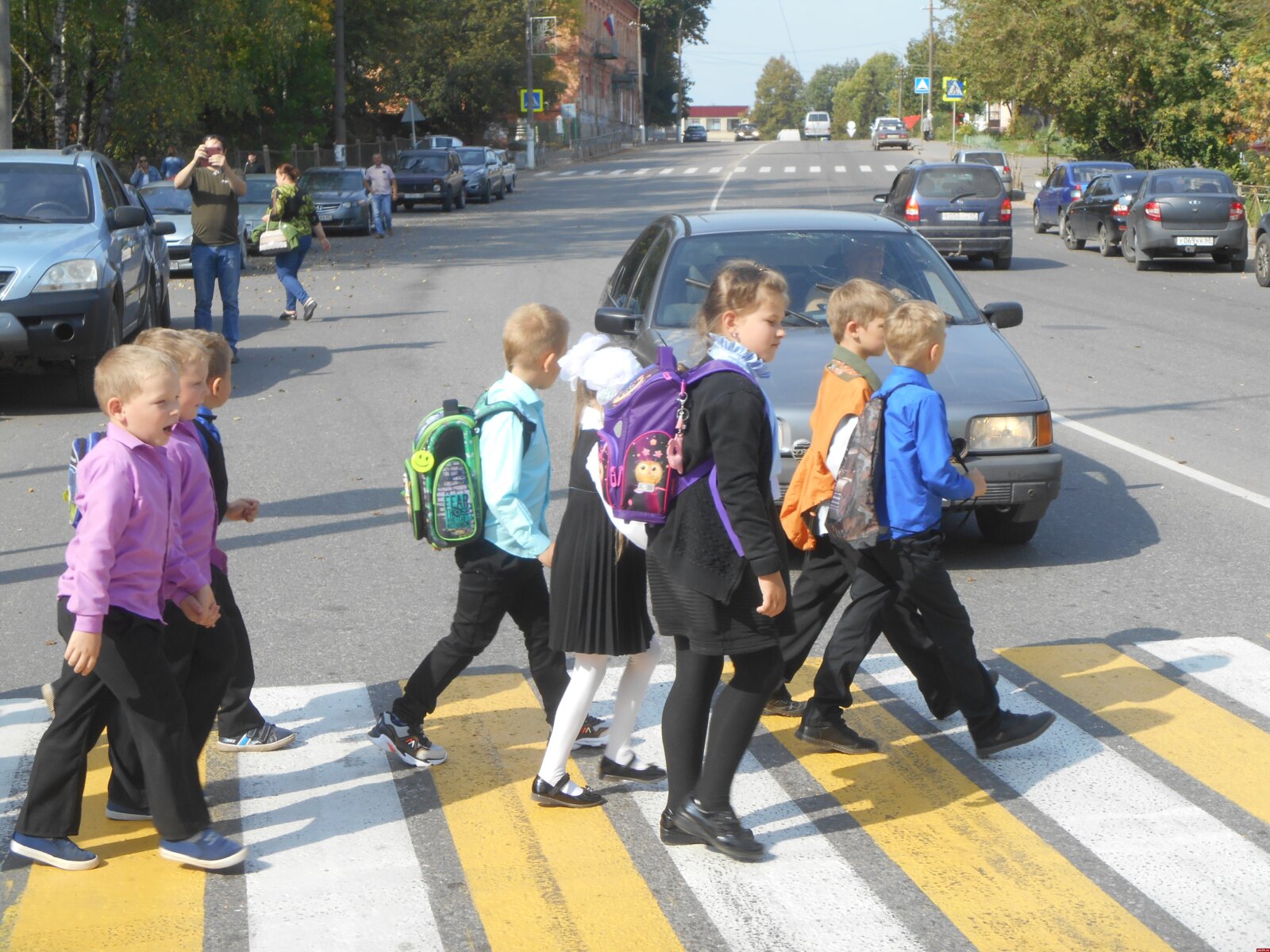 Школьники проходили маршрут который состоял из 3. Дети на дороге. Школьники на дороге. Пешеходный переход для детей. Школьники переходят дорогу.